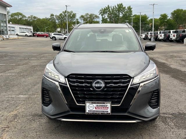 Used 2023 Nissan Kicks SR w/ SR Premium Package FWD image 2