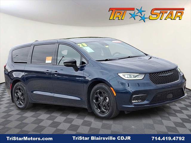 Certified 2023 Chrysler Pacifica Limited w/ Uconnect Theater Family Group FWD image 1
