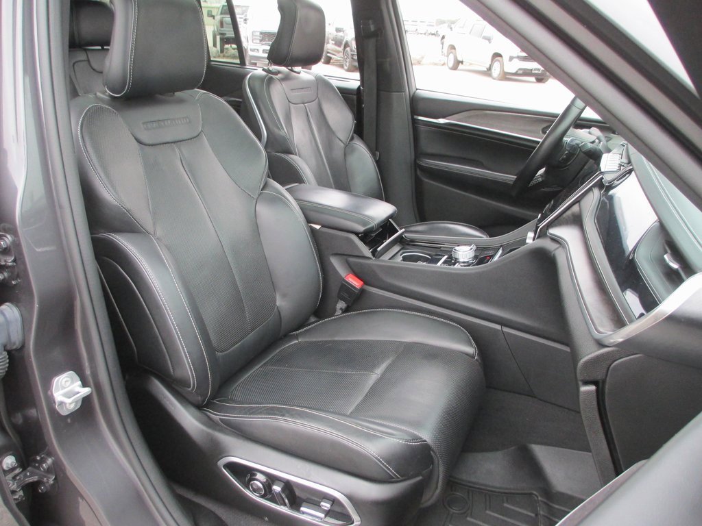 Used 2022 Jeep Grand Cherokee Overland w/ Luxury Tech Group IV image 19