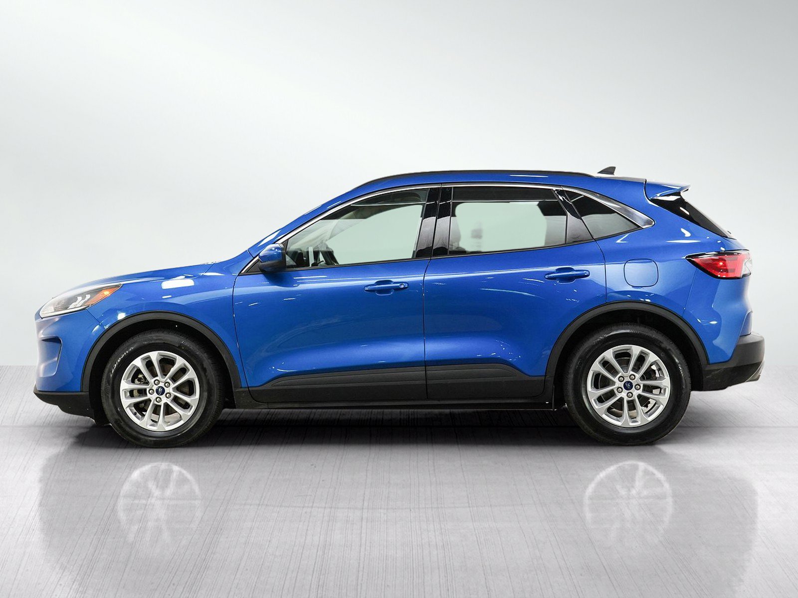 Used 2020 Ford Escape SE FWD image 2