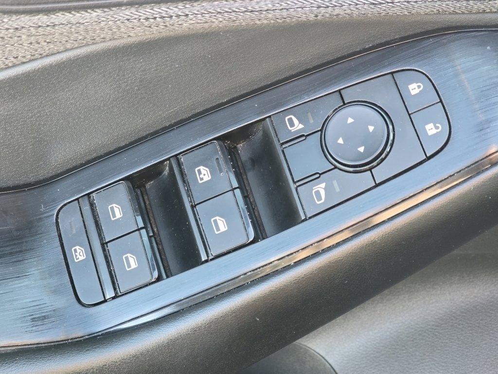 Used 2023 Nissan Rogue S image 21