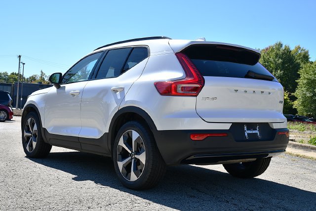 Certified 2025 Volvo XC40 B5 Plus AWD/4WD image 5