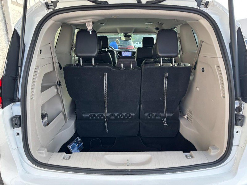 Used 2024 Chrysler Pacifica Touring-L FWD image 7