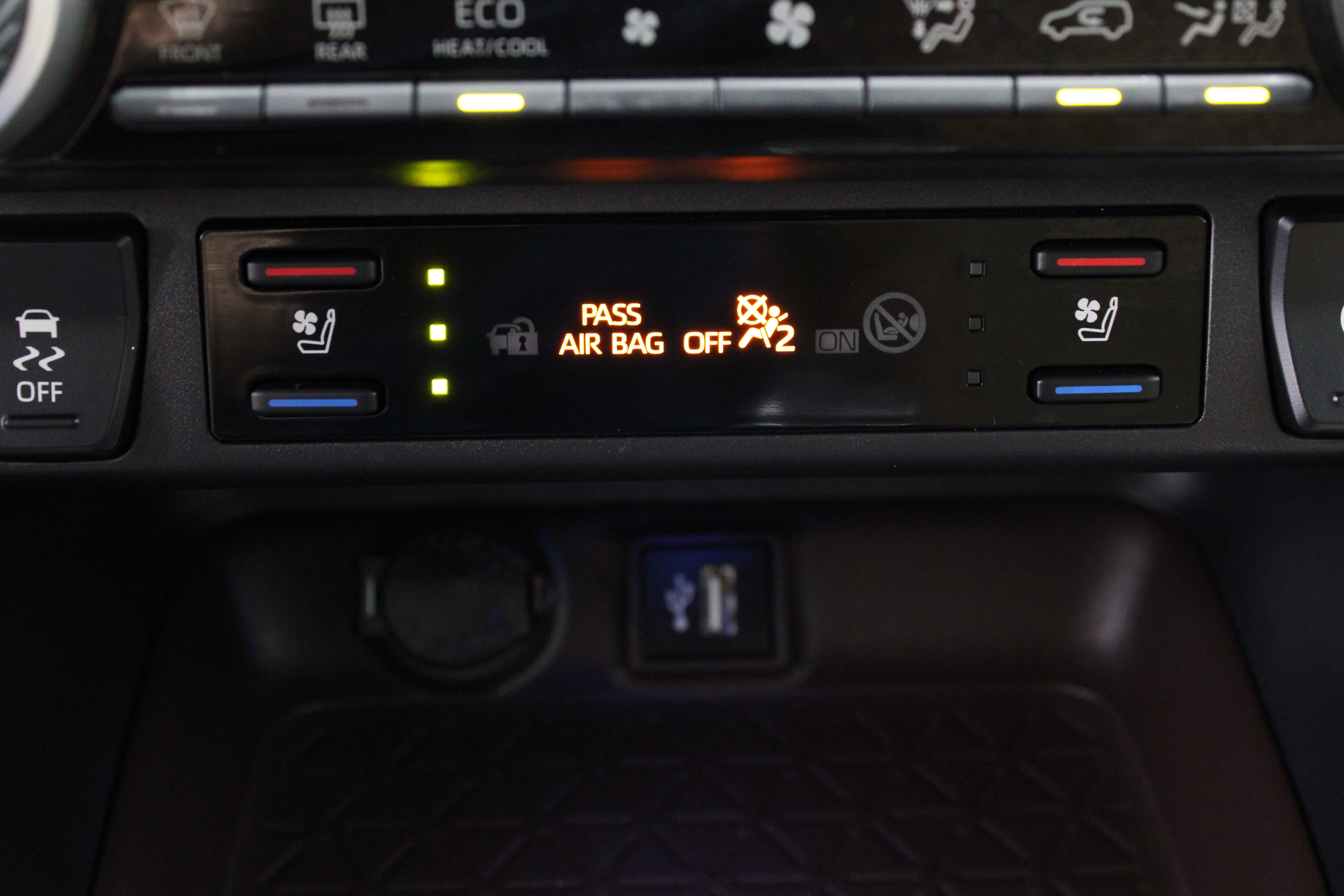 Used 2025 Toyota RAV4 Limited FWD image 22