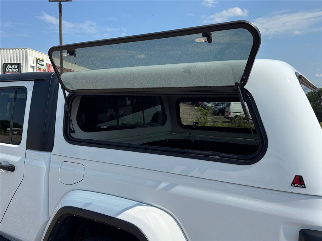 Used 2022 Jeep Gladiator Overland w/ Cold Weather Group AWD/4WD image 6