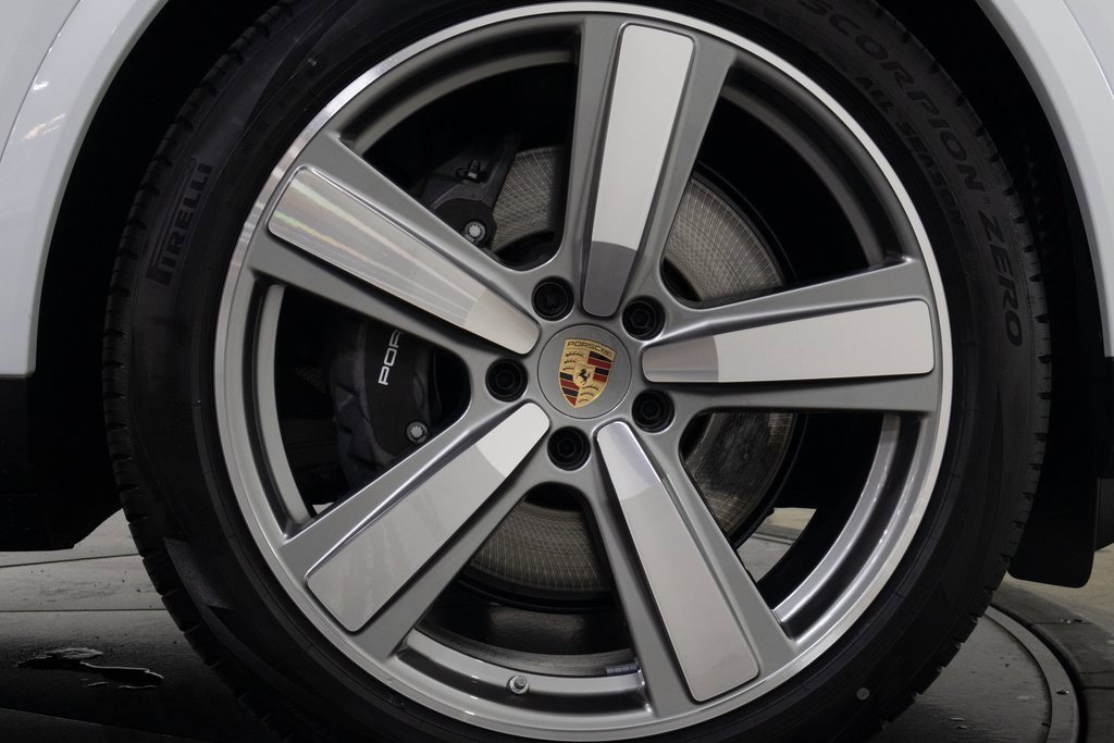 Used 2025 Porsche Cayenne image 25