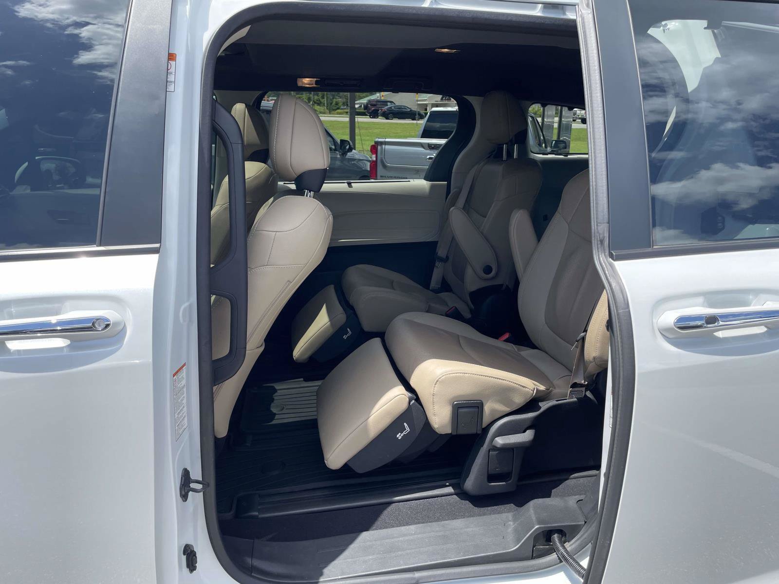 Used 2023 Toyota Sienna Limited FWD image 3