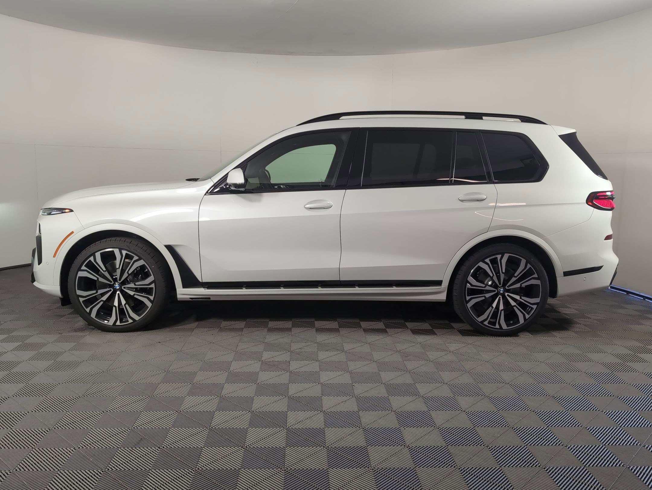 New 2026 BMW X7 xDrive40i w/ Executive Package video 2