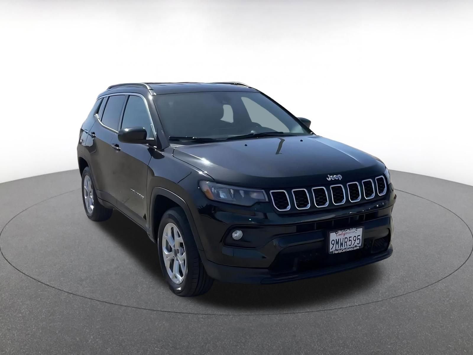 Used 2025 Jeep Compass Latitude AWD/4WD image 3