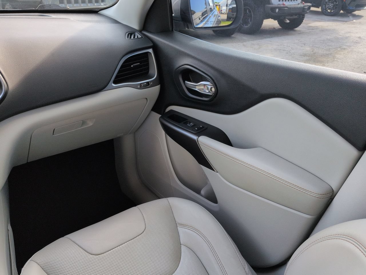 Used 2021 Jeep Cherokee Latitude Lux FWD image 16