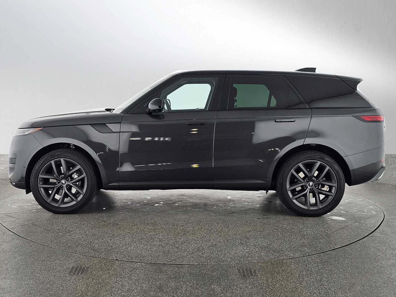 Used 2023 Land Rover Range Rover Sport SE AWD/4WD image 2