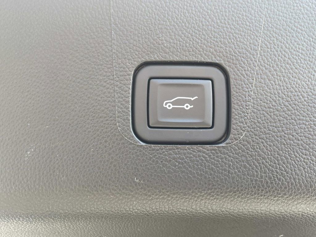 Used 2023 Chevrolet Traverse Premier image 12