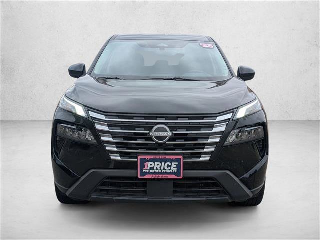 Used 2025 Nissan Rogue SV AWD/4WD image 2