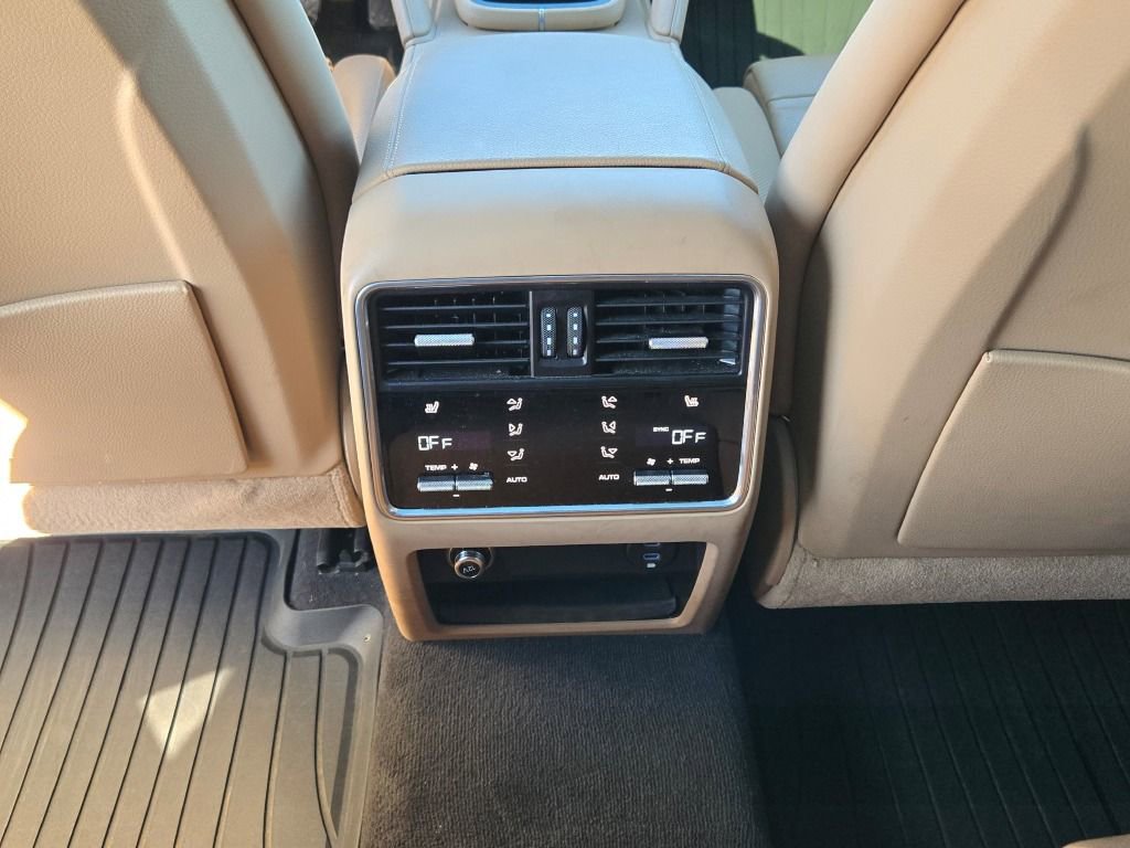 Certified 2023 Porsche Cayenne Platinum Edition image 33