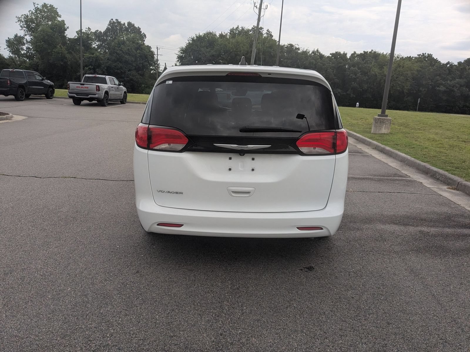 Used 2023 Chrysler Voyager LX FWD image 4