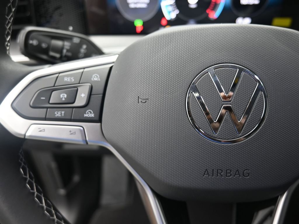 Used 2025 Volkswagen Tiguan SE FWD image 15