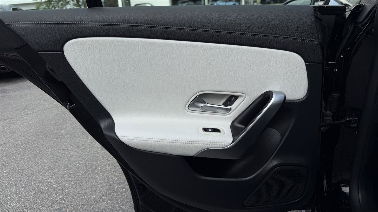 Used 2023 Mercedes-Benz CLA 250 4MATIC image 30