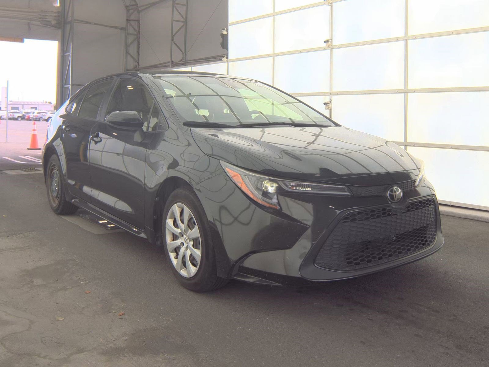 Used 2021 Toyota Corolla LE FWD image 4