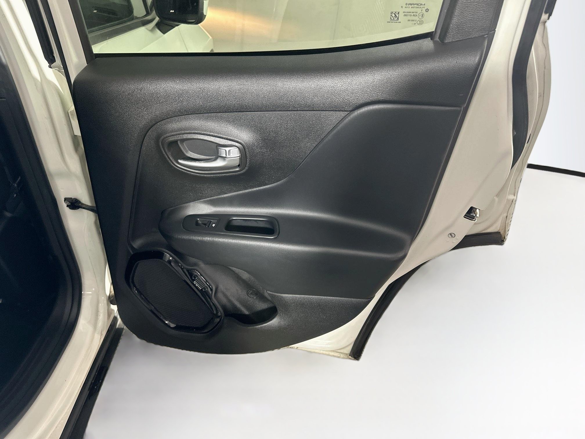 Used 2017 Jeep Renegade Altitude FWD image 27