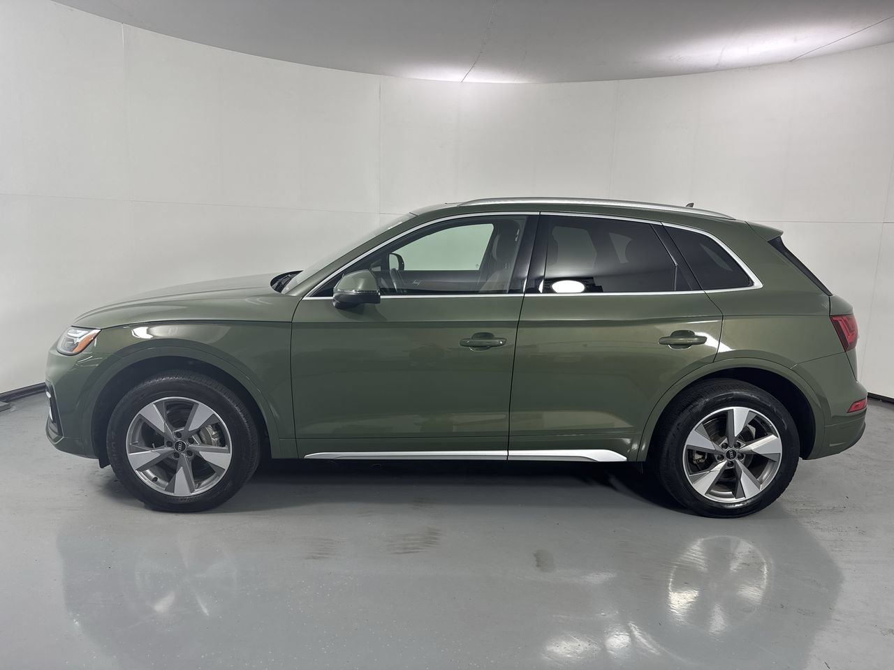 Used 2023 Audi Q5 2.0T Premium w/ Convenience Package AWD/4WD image 2