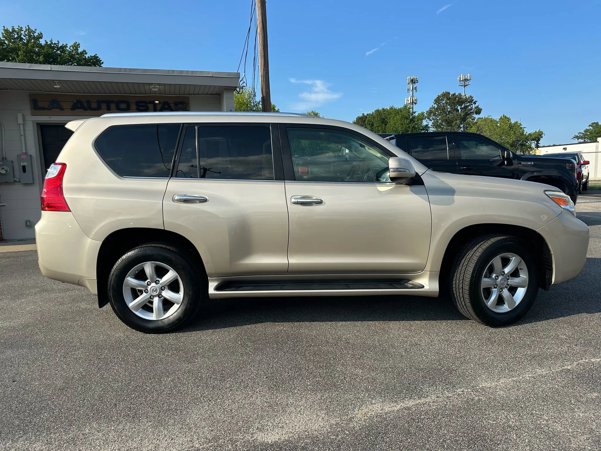 Used 2011 Lexus GX 460 w/ Comfort Plus Pkg AWD/4WD image 2