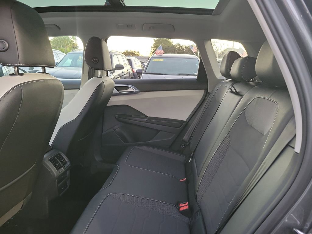 Used 2025 Volkswagen Taos SE w/ Panoramic Sunroof Package image 8