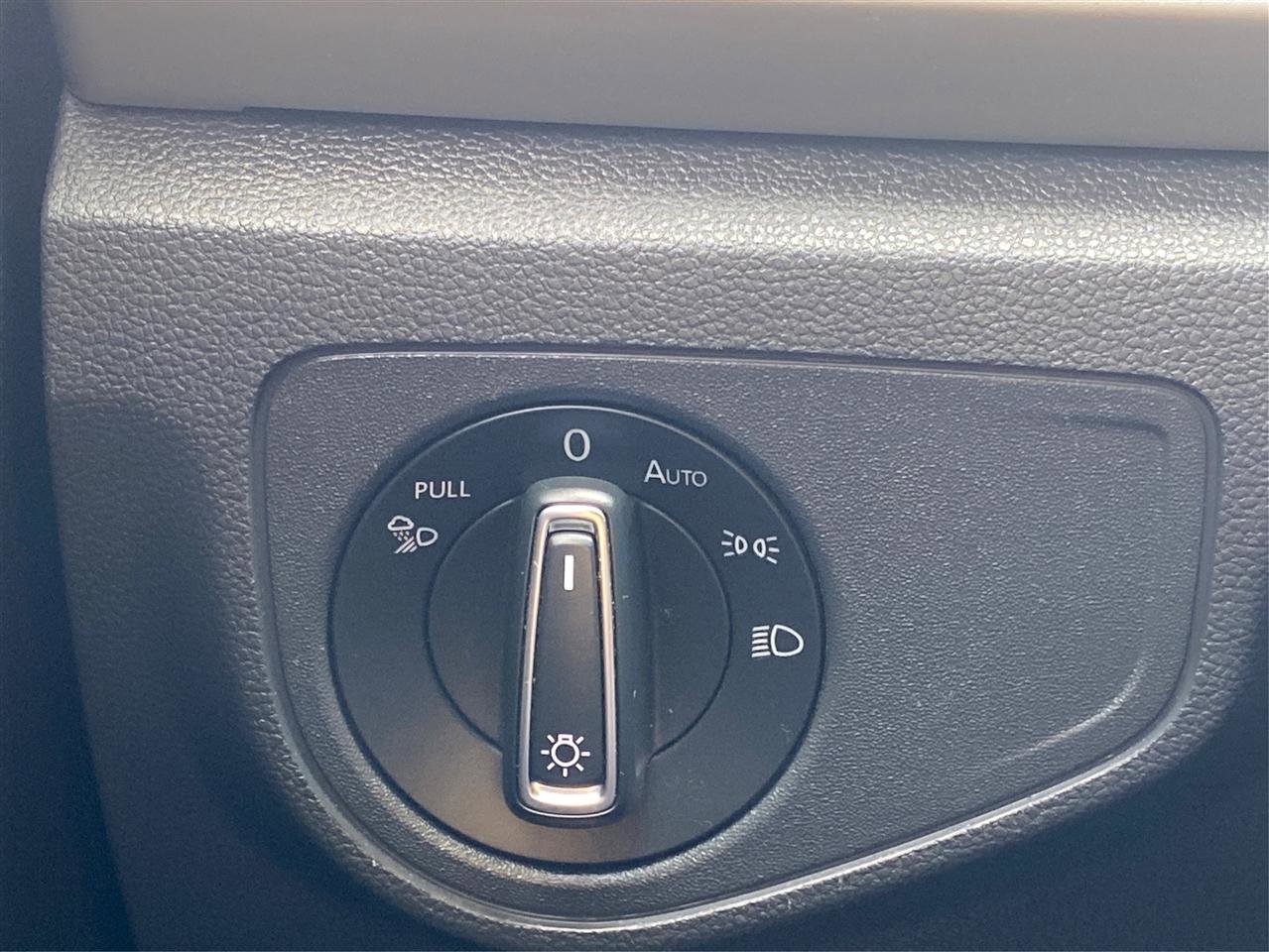 Used 2021 Volkswagen Atlas Cross Sport SE image 28