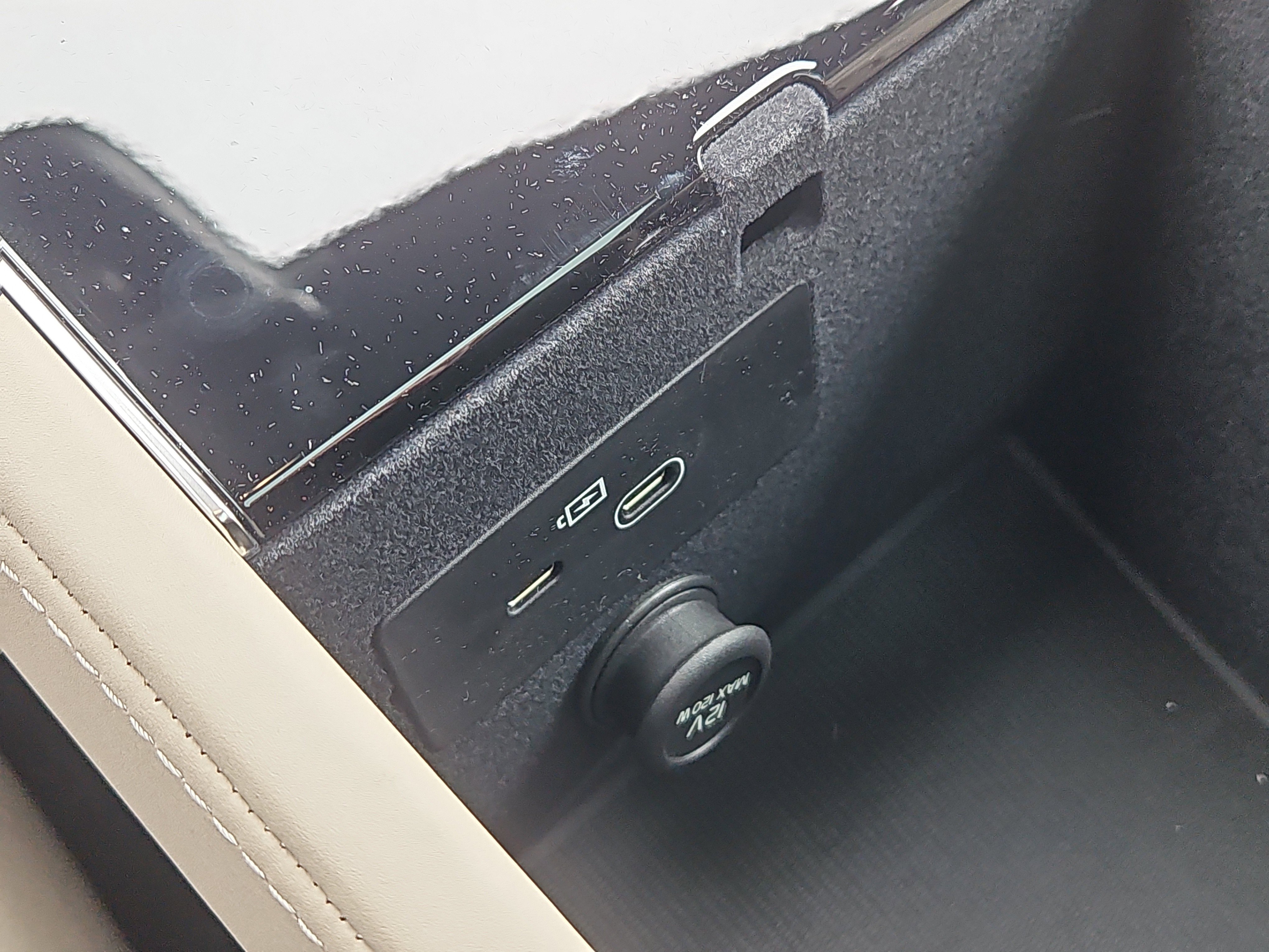 New 2026 Volvo XC90 B6 Plus w/ Protection Package Premier image 8