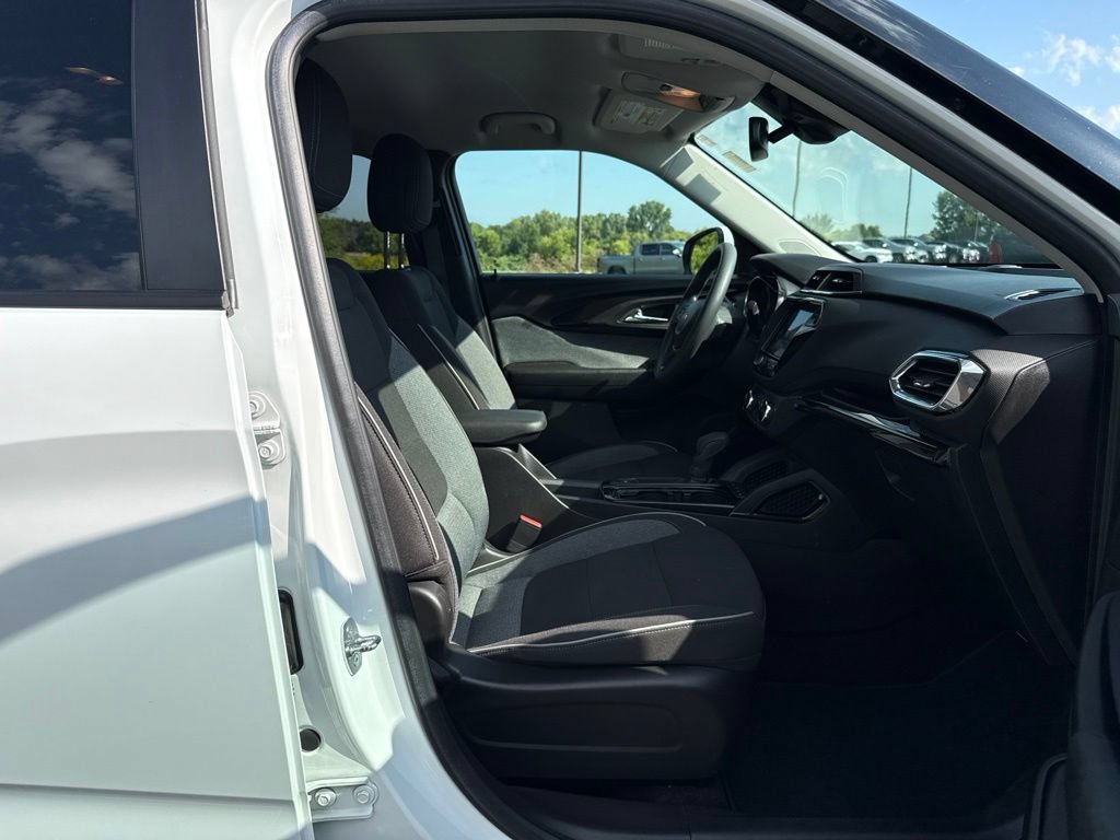 Used 2022 Chevrolet TrailBlazer LT w/ Convenience Package FWD image 11