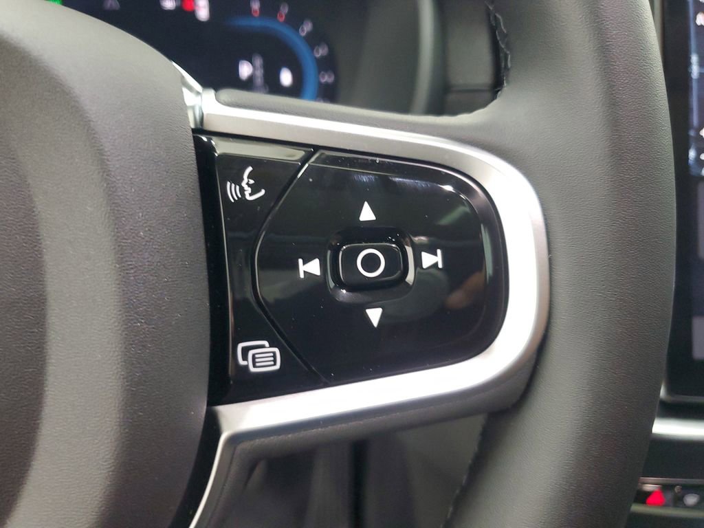 New 2025 Volvo XC90 B6 Core w/ Climate Package image 26