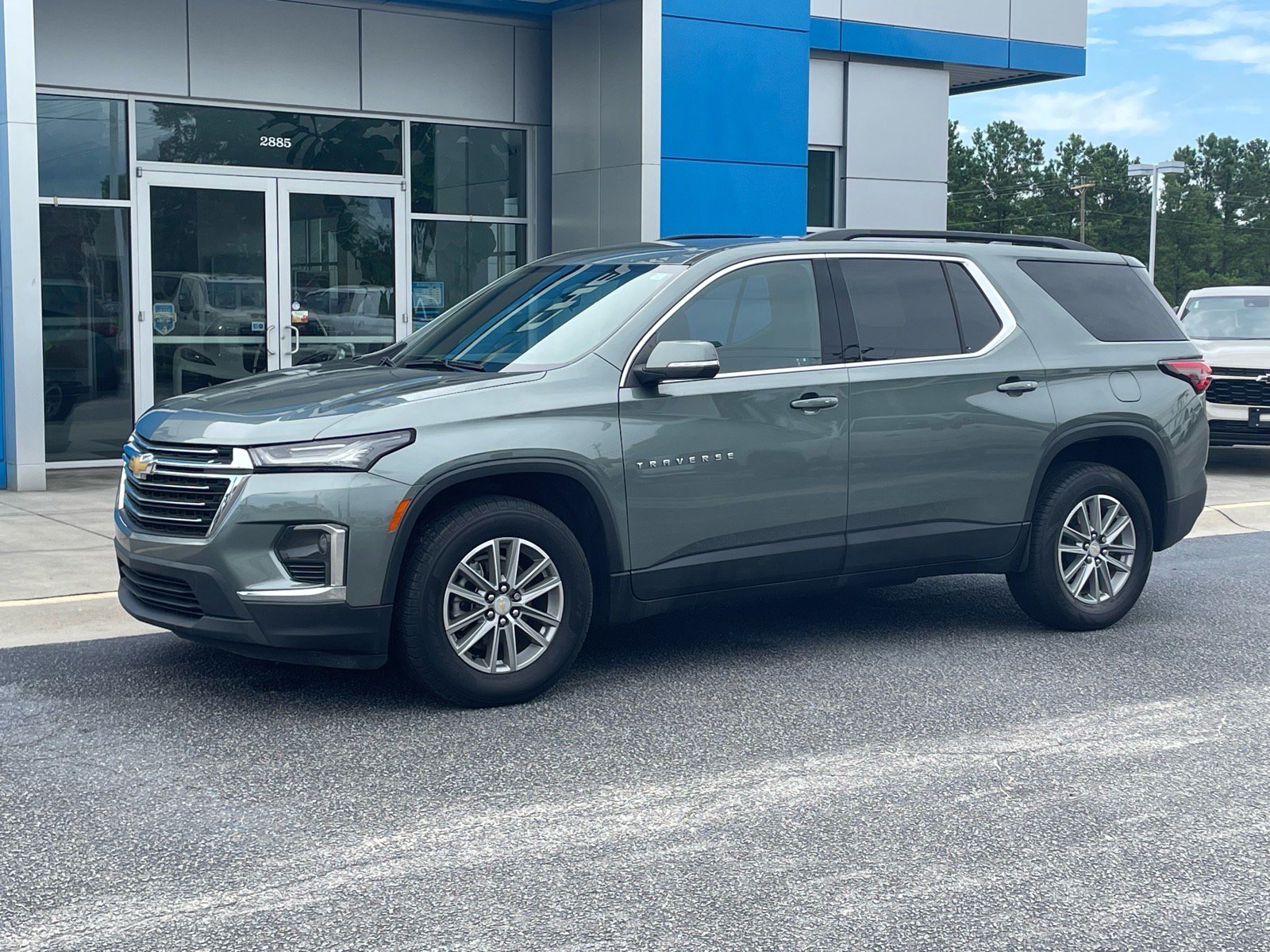 Used 2023 Chevrolet Traverse LT FWD image 1