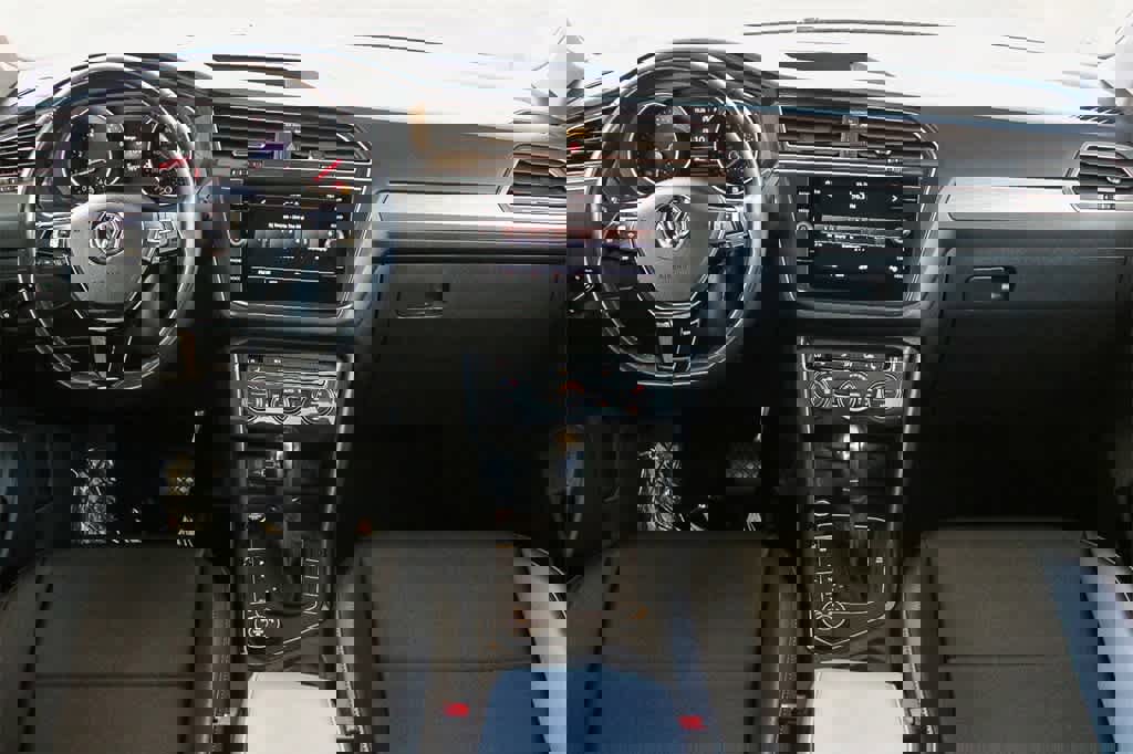 Used 2019 Volkswagen Tiguan SE w/ Panoramic Sunroof Package image 12