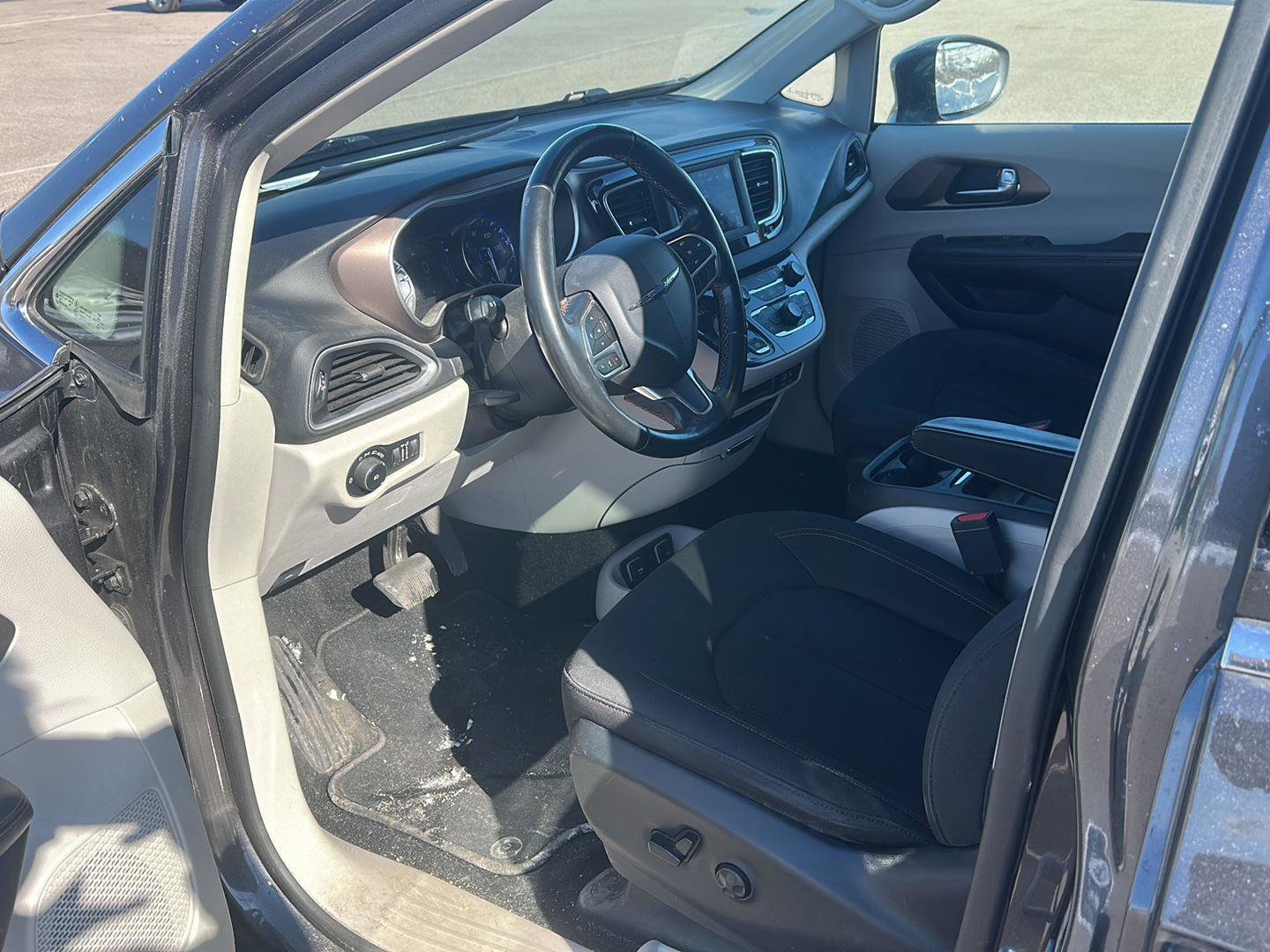 Used 2019 Chrysler Pacifica Touring Plus w/ Cold Weather Group image 8