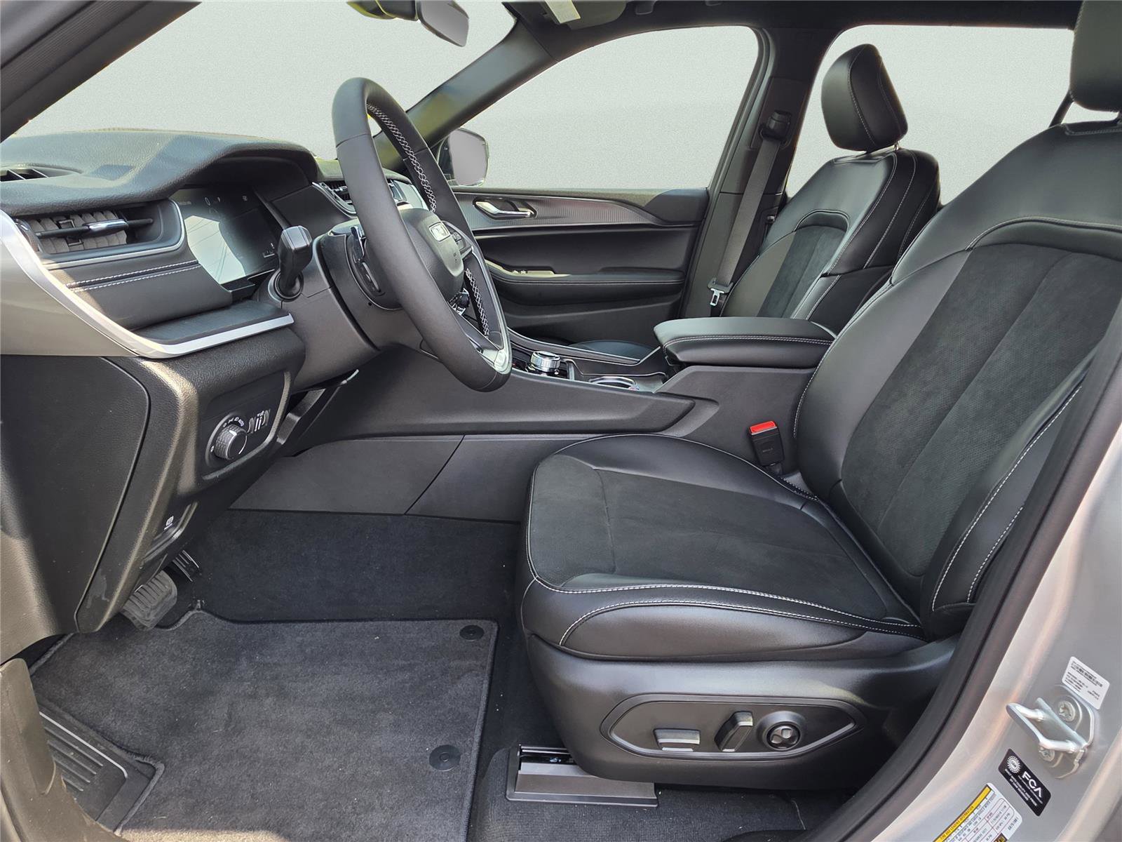 New 2025 Jeep Grand Cherokee L Altitude image 19