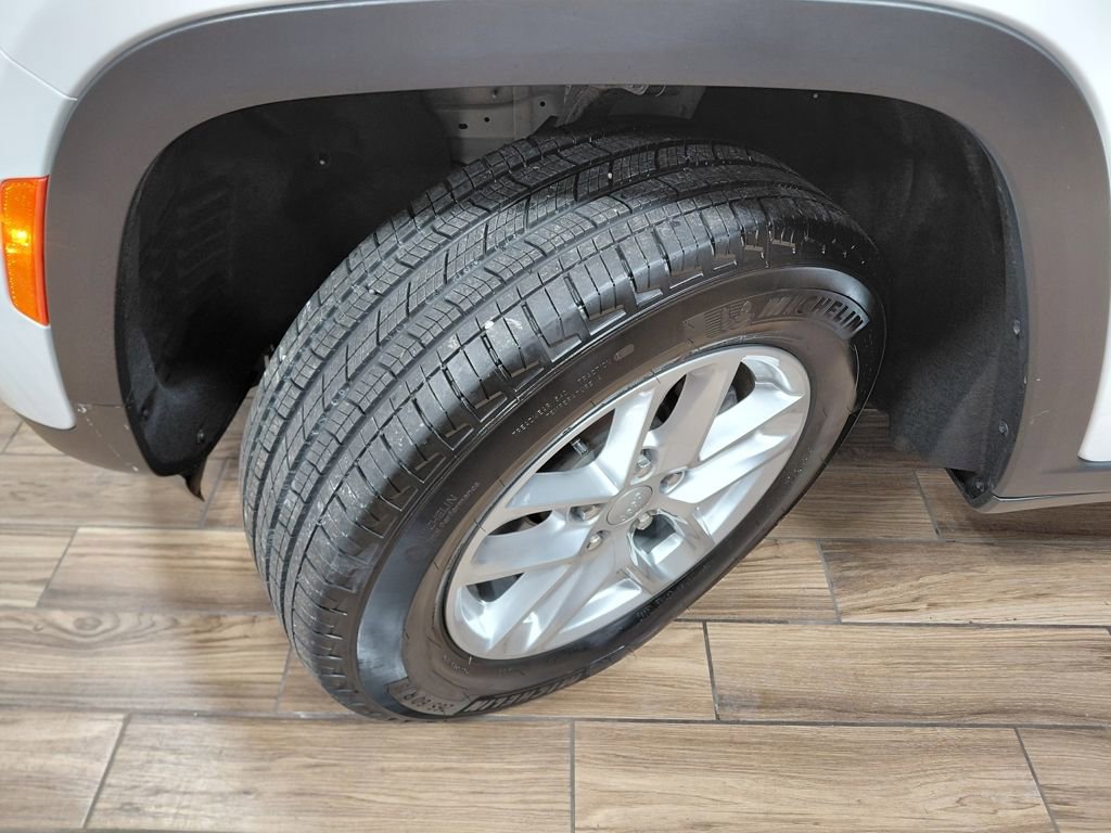 Certified 2025 Jeep Grand Cherokee Laredo X image 25