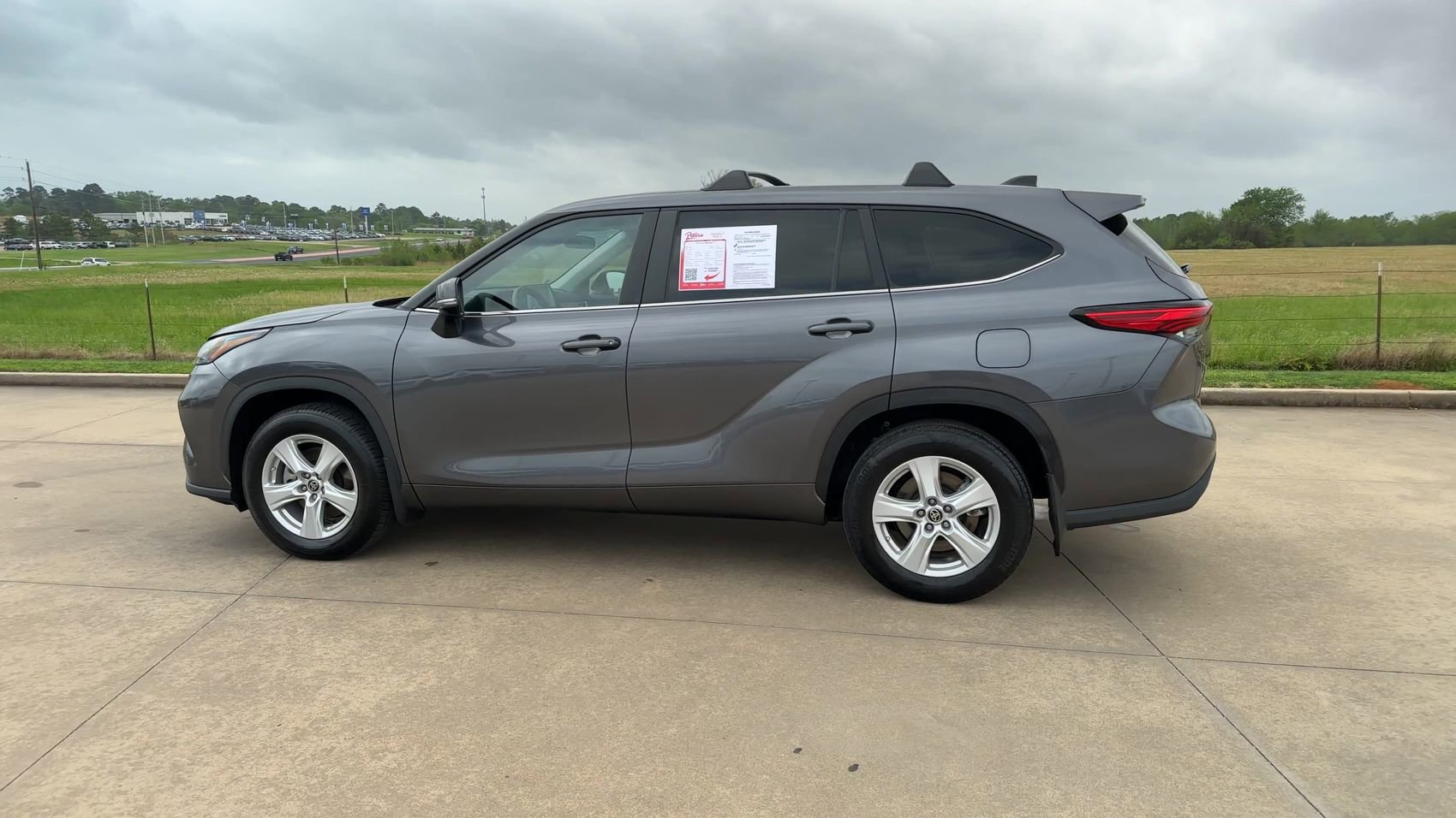 Used 2023 Toyota Highlander LE FWD image 5