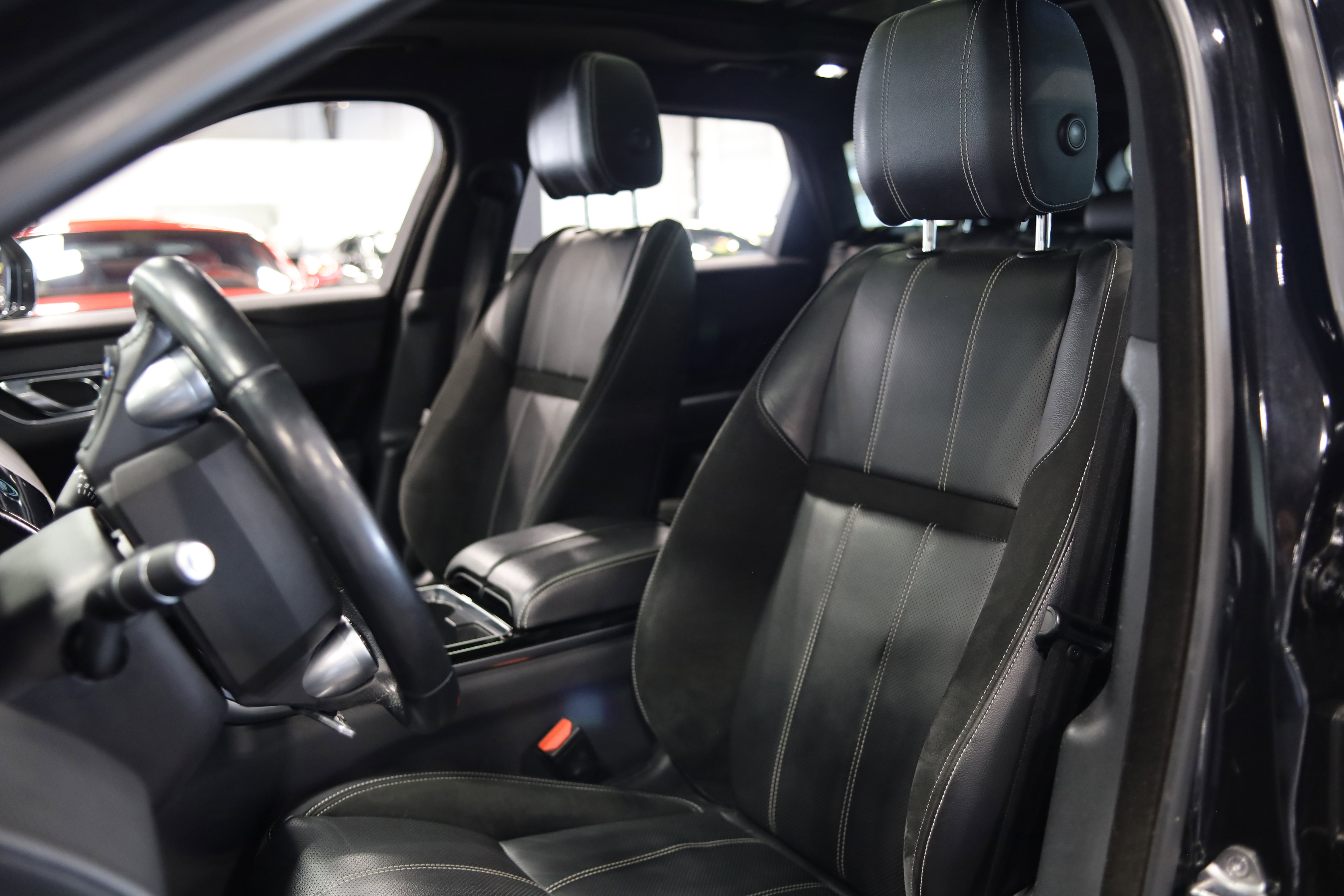 Used 2019 Land Rover Range Rover Velar R-Dynamic SE image 17