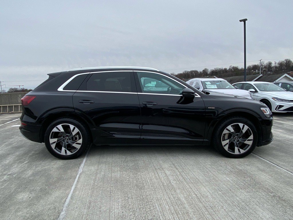 Used 2022 Audi e-tron Premium image 2