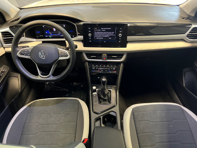 Certified 2025 Volkswagen Taos SE FWD image 18