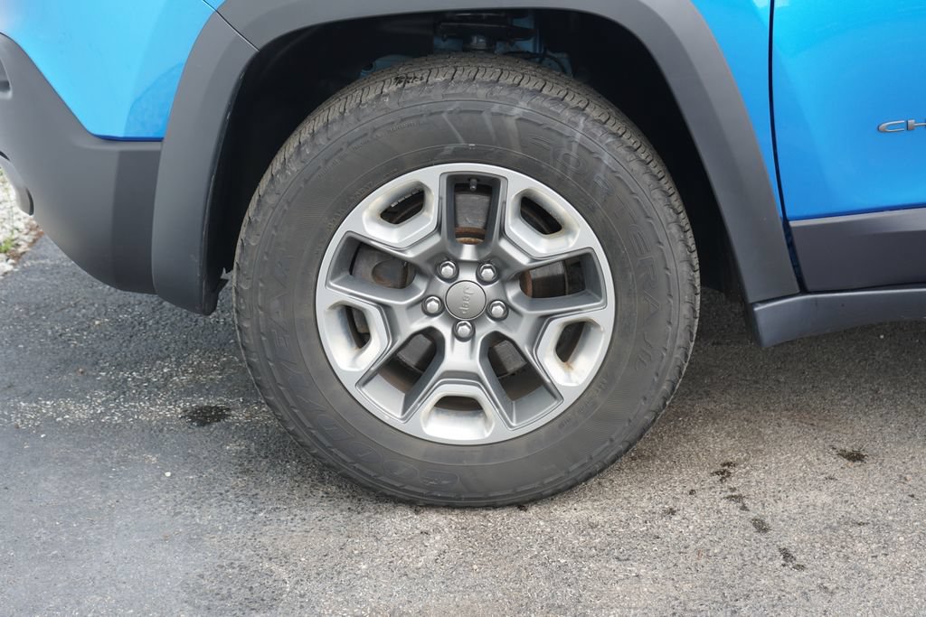 Used 2019 Jeep Cherokee Trailhawk AWD/4WD image 6