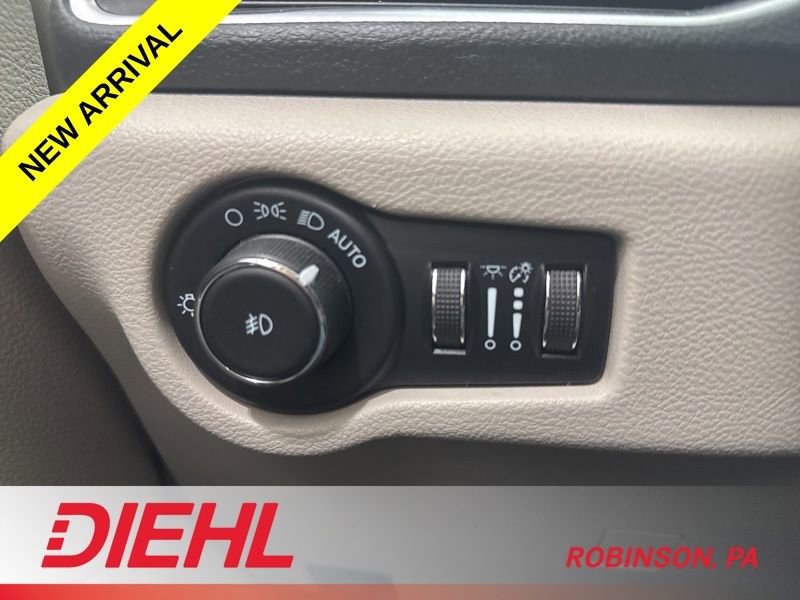 Used 2023 Chrysler Pacifica Limited w/ Uconnect Theater Family Group image 26