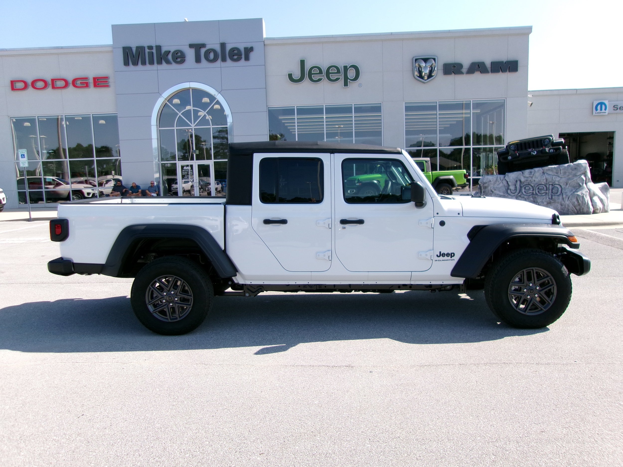 New 2025 Jeep Gladiator Sport AWD/4WD image 5