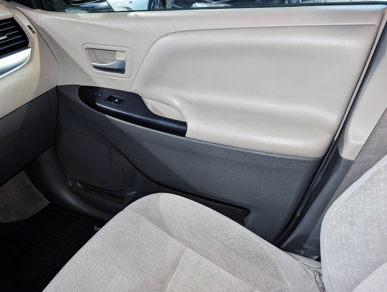 Used 2015 Toyota Sienna LE FWD image 37