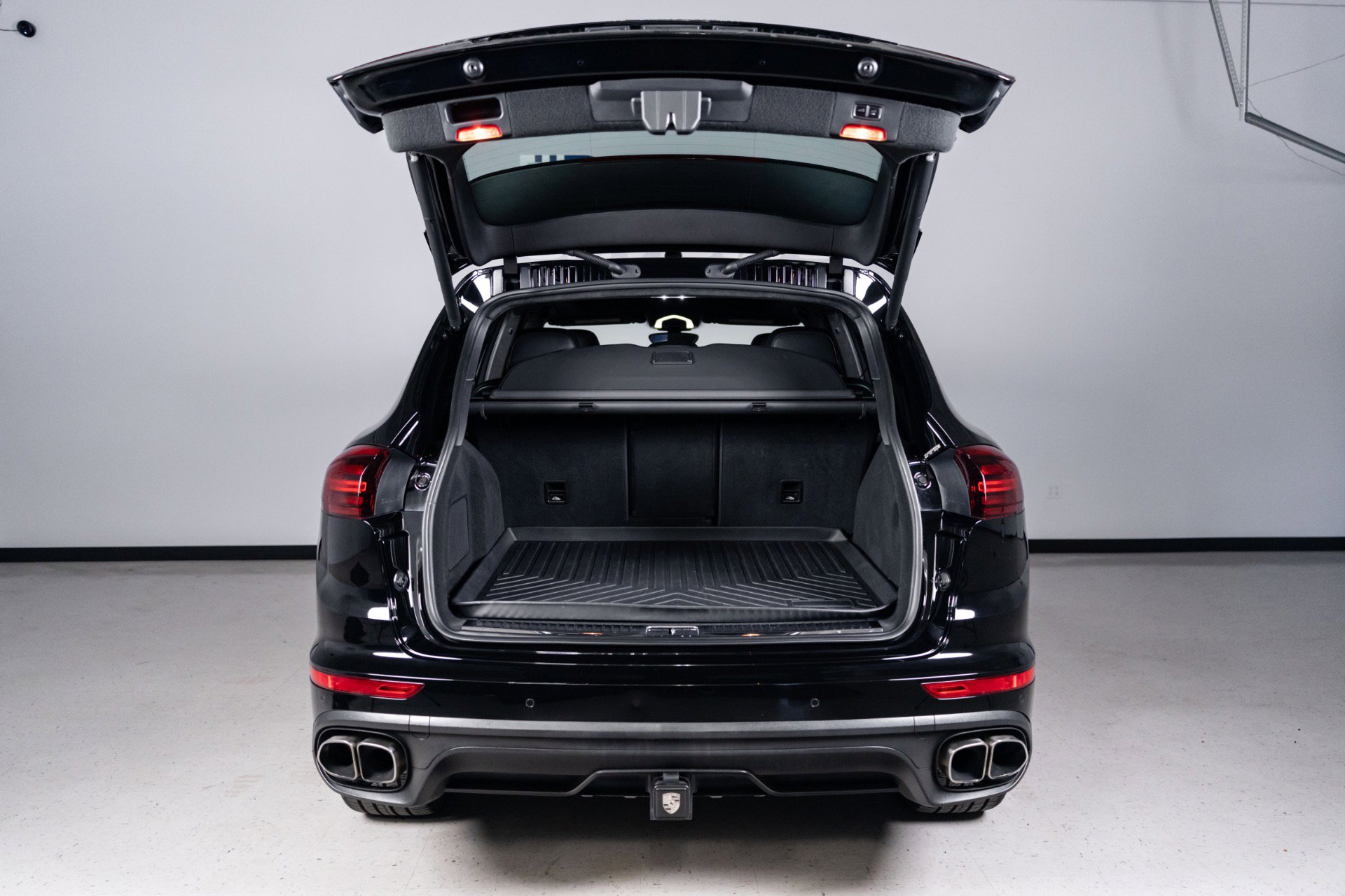 Used 2016 Porsche Cayenne Turbo AWD/4WD image 15