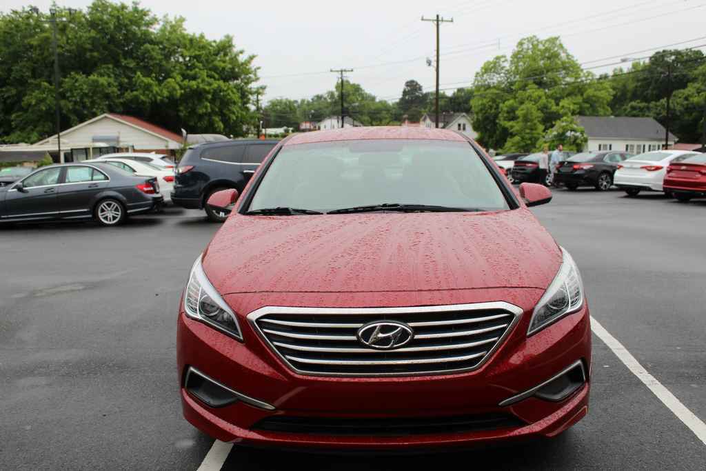 Used 2017 Hyundai Sonata SE image 2