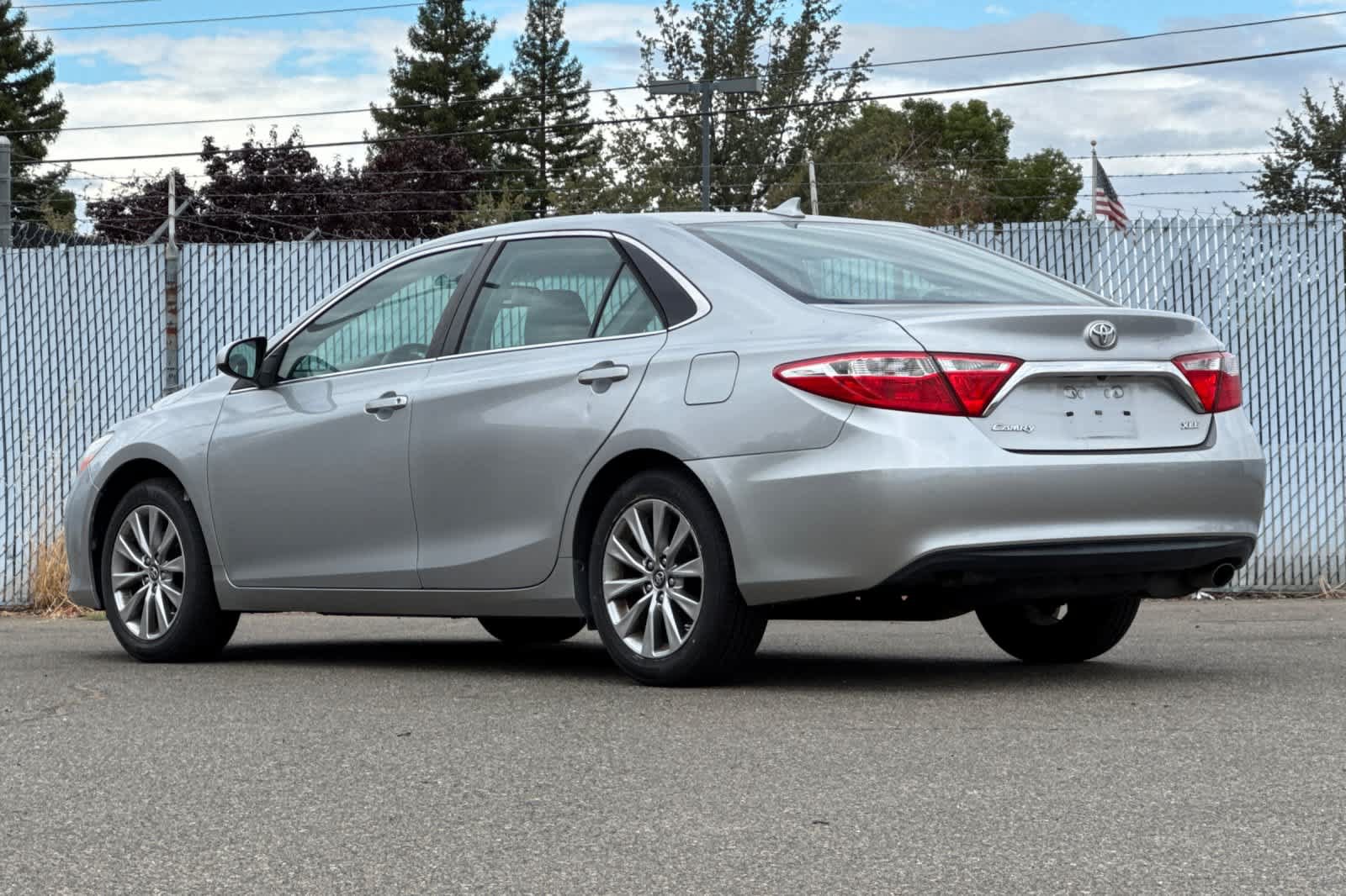 Used 2017 Toyota Camry XLE w/ Moonroof Package FWD image 5