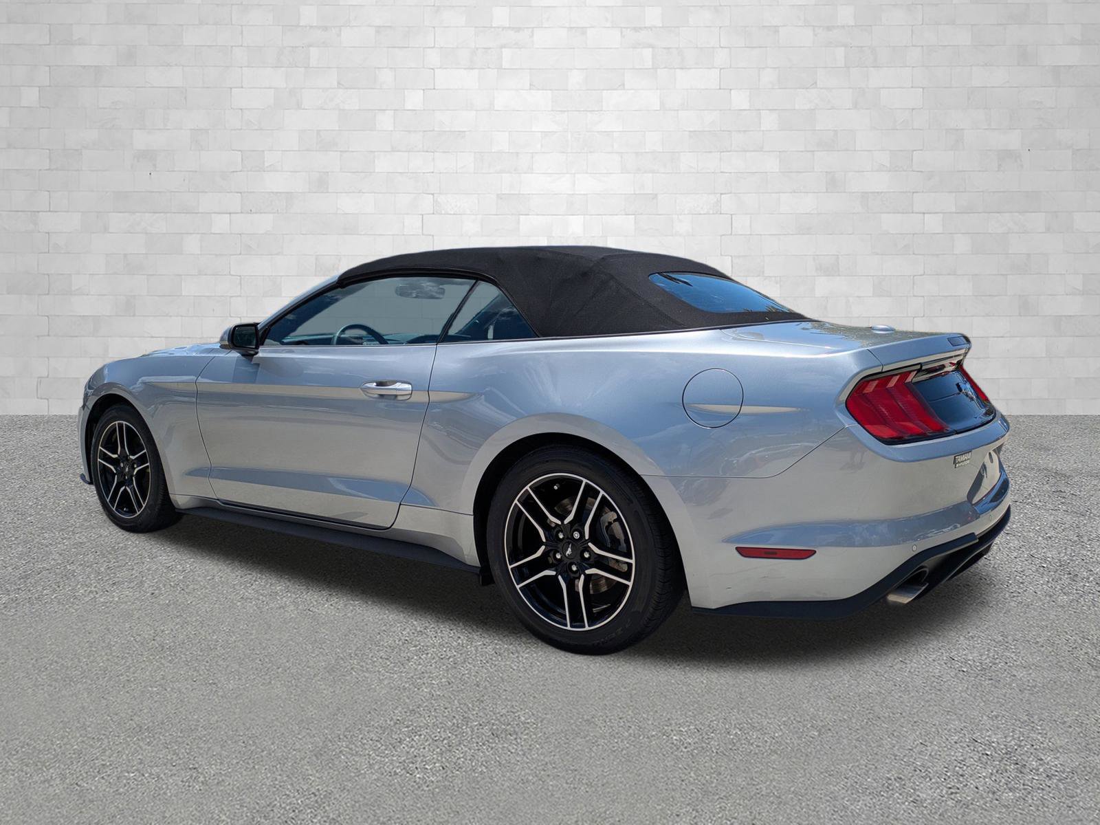 Used 2022 Ford Mustang Convertible w/ Equipment Group 101A RWD image 4