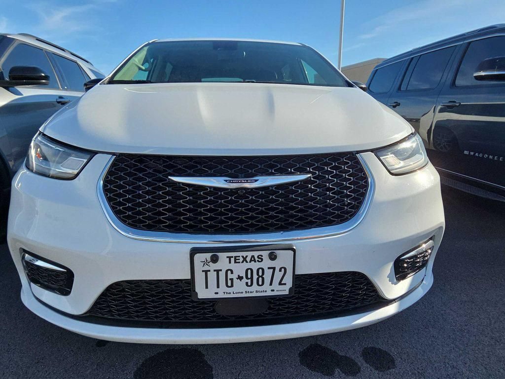 Used 2024 Chrysler Pacifica Touring-L FWD image 2