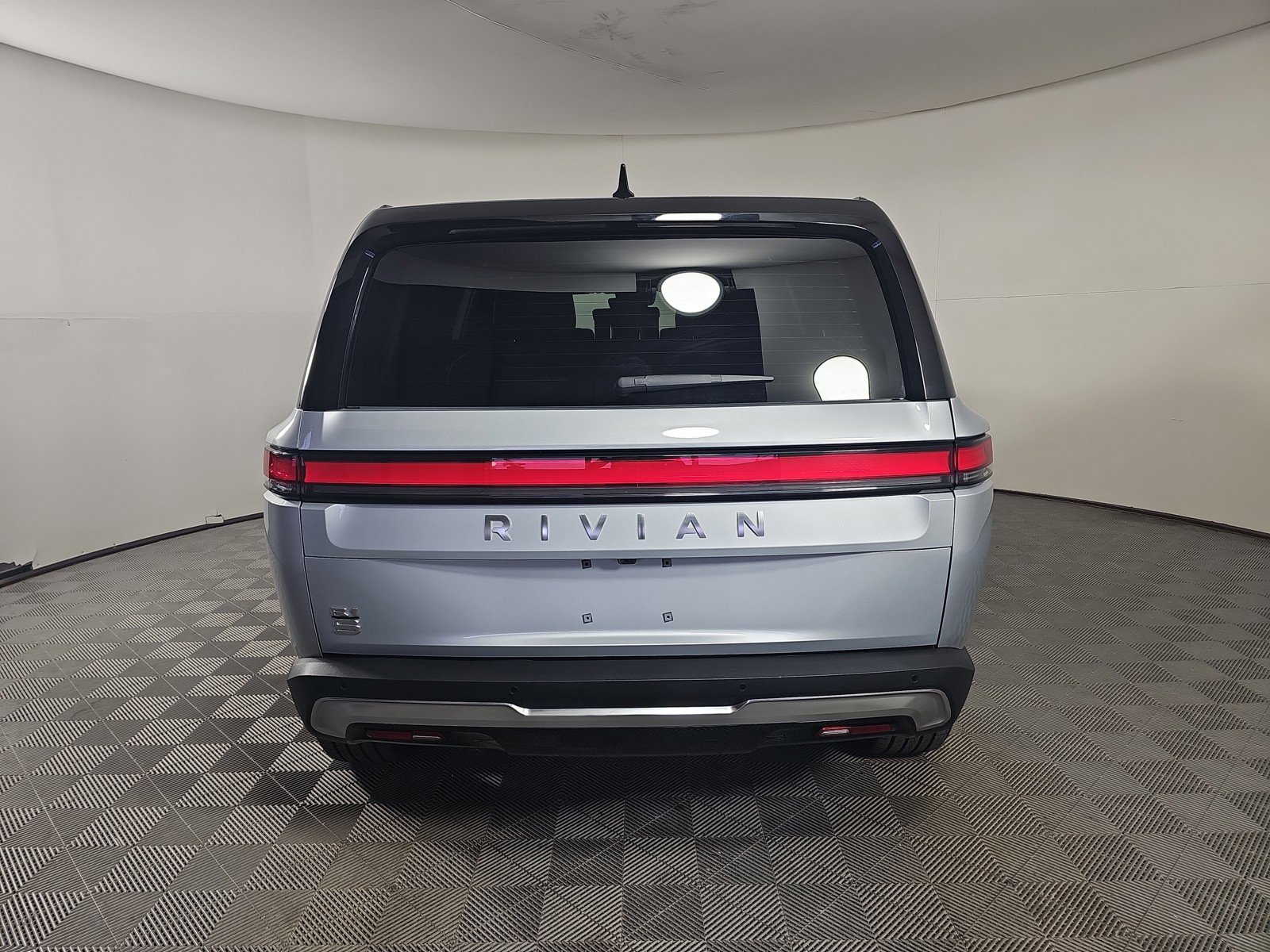 Used 2024 Rivian R1S Adventure image 4