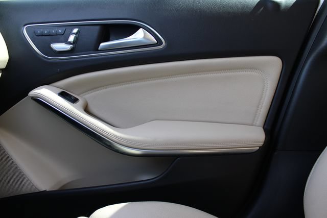 Used 2020 Mercedes-Benz GLA 250 4MATIC w/ Premium Package image 17